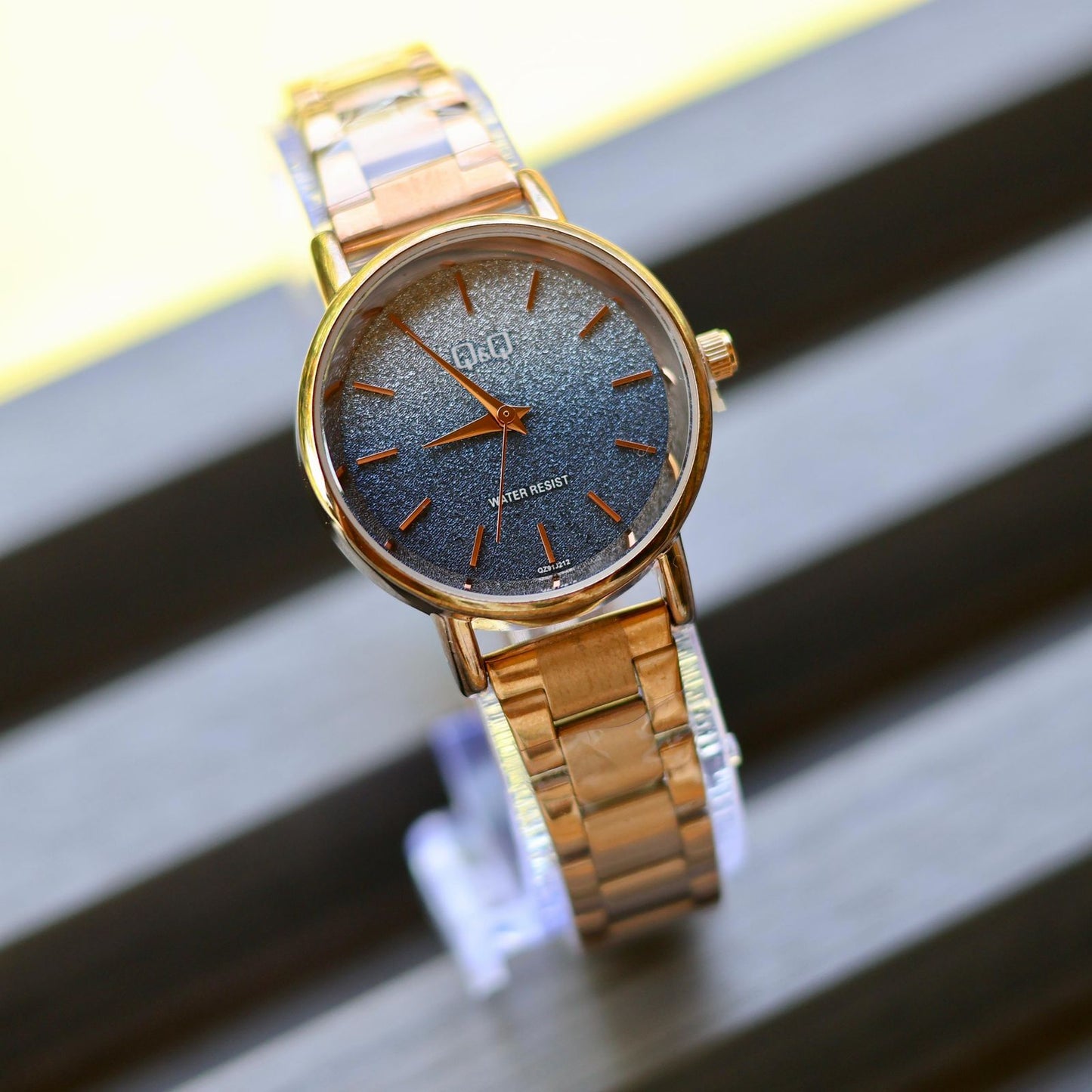 Reloj Q&Q para dama (Pulso en acero)